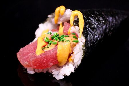 Хенд ролл с тунцом