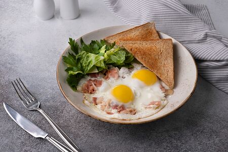 Яичница с беконом и тостами