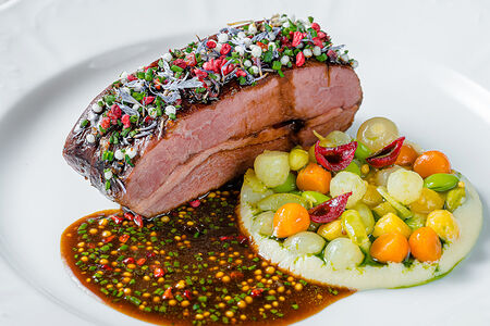 Телячья лопатка, томленная в печи с рагу под соусом жу