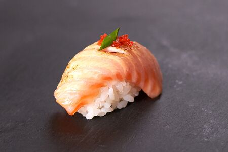 Суши опаленный лосось