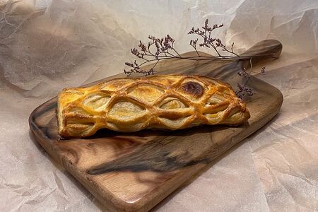 Слойка с ветчиной и сыром