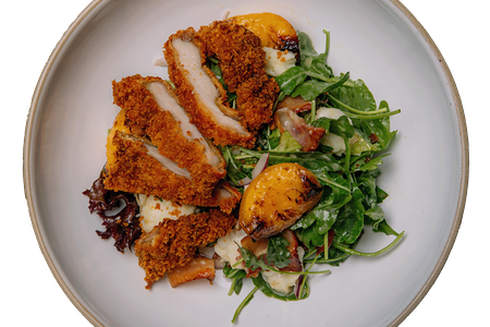 Салат с куриным бедром и нектарином