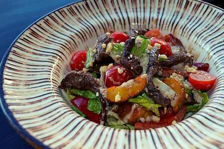 Теплый салат с говядиной