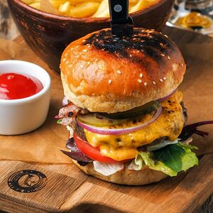 Чизбургер из мраморной говядины с сыром чеддер