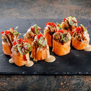 Запеченный ролл с лососем, тар-таром и угрем