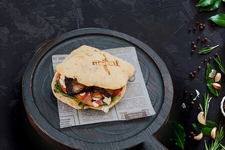 Греческо-техасский бургер с брискетом и печёным перцем