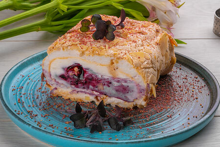 Меренговый рулет с черной смородиной