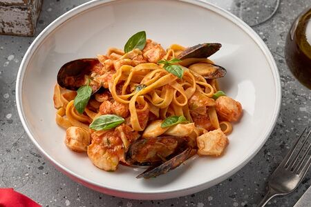 Феттуччине с морепродуктами в томатном соусе