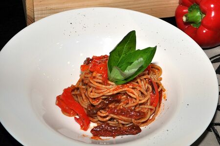 Спагетти с болгарским перцем и вялеными томатами