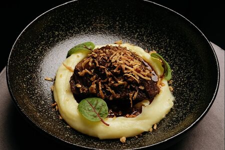 Телячьи щечки с картофельным пюре