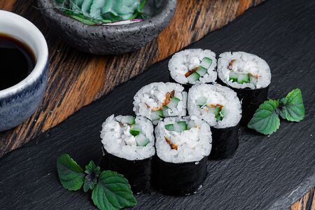 Хосомаки ролл с угрём