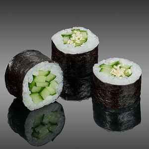 Хосомаки с огурцом и кунжутом