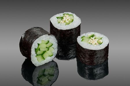Хосомаки с огурцом и кунжутом