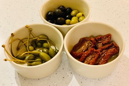 Томаты вяленые, оливки, каперсы