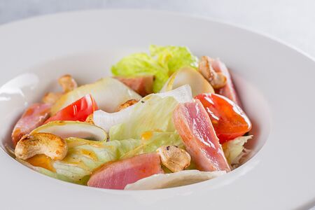 Салат с тунцом