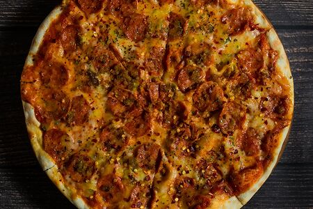 Пицца с чоризо и халапеньо