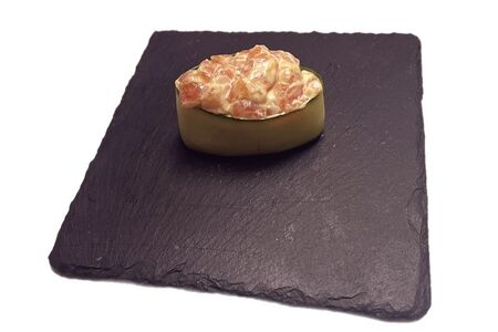 Гункан огурец с острым лососем