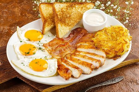 Завтрак с куриным филе на гриле и глазуньей