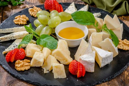 Сырная палитра из европейских сыров