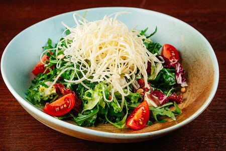 Салат с моцареллой и вялеными томатами