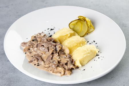 Бефстроганов с картофельном пюре