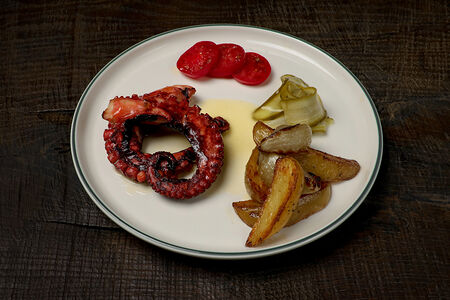 Осьминог на гриле и печеный картофель