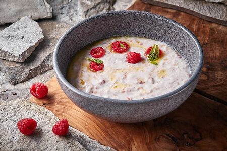 Овсяный поридж с малиной