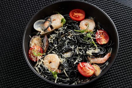 Черная паста с морепродуктами