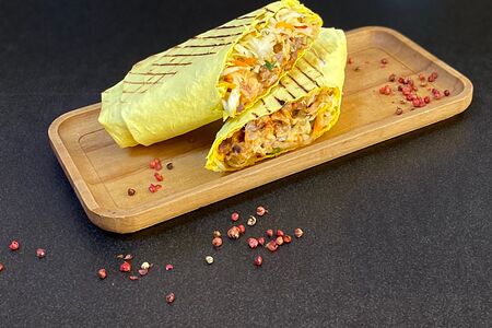 Шаурма с курицей в сырном лаваше