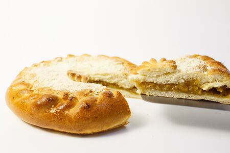 Пирог сладкий с яблоком