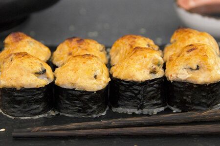 Ролл Горячая мидия