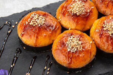 Запеченный ролл с тунцом