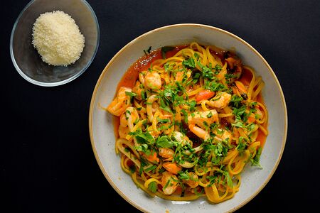 Морепродукты в томатном соусе