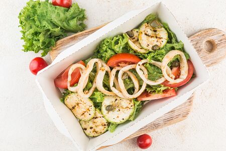 Салат с кальмаром