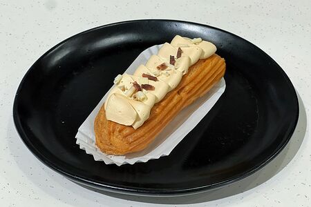 Эклер с карамельным кремом