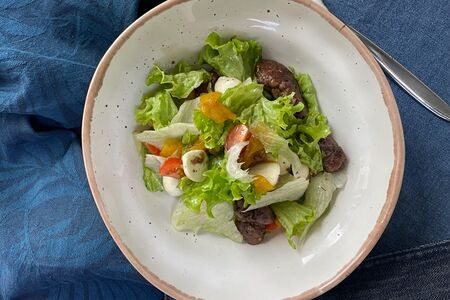 Салат с куриной печенью и персиком