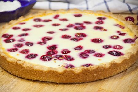 Пирог сметанник с вишней