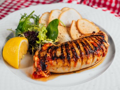 Кальмар, фаршированный моцареллой, рагу из перца с томатами, специями и кинзой