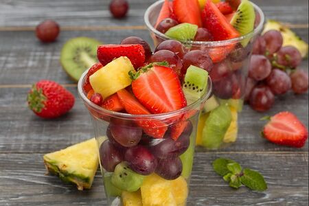 Ананас, винoград, киви, клубника