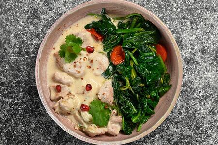 Индейка со шпинатом в сливочном соусе