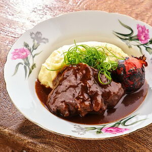 Томленые щеки с копченым пюре