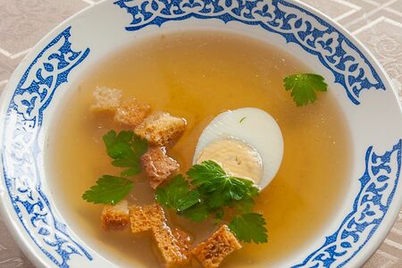 Куриный бульон с яйцом и гренками
