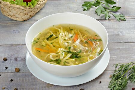 Суп куриный с лапшой