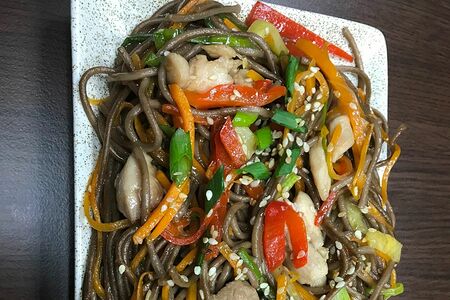 Гречневая лапша соба с копченой курицей