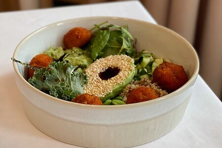 Поке с бататом, авокадо и киноа