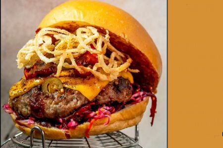 Бургер с мраморной говядиной и коул слоу