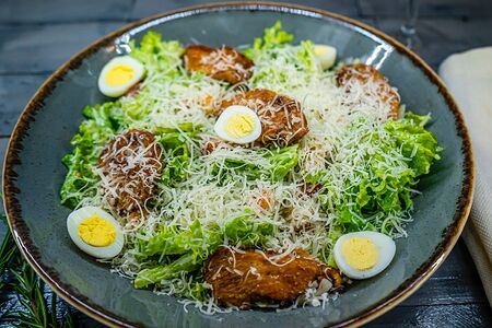 Салат Цезарь с курицей