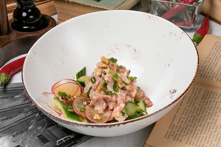 Тартар из тунца с битыми огурцами