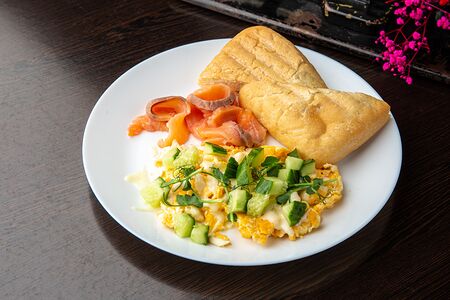 Скрамбл с лососем и свежем огурцом