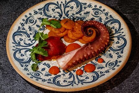 Осьминог на мангале с бататом и соусом из печёного перца